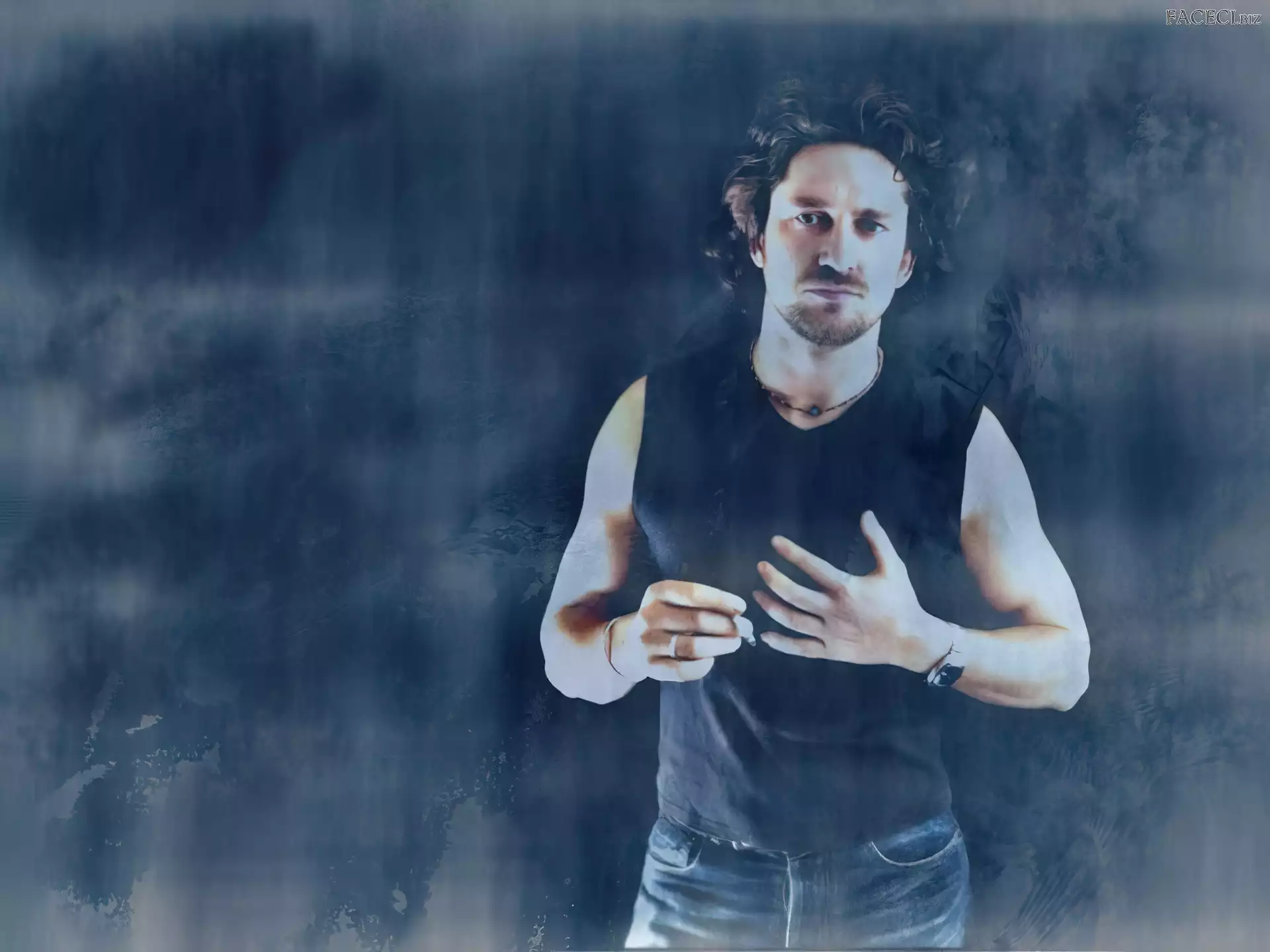 czarna koszulka, Gerard Butler, kręcone włosy