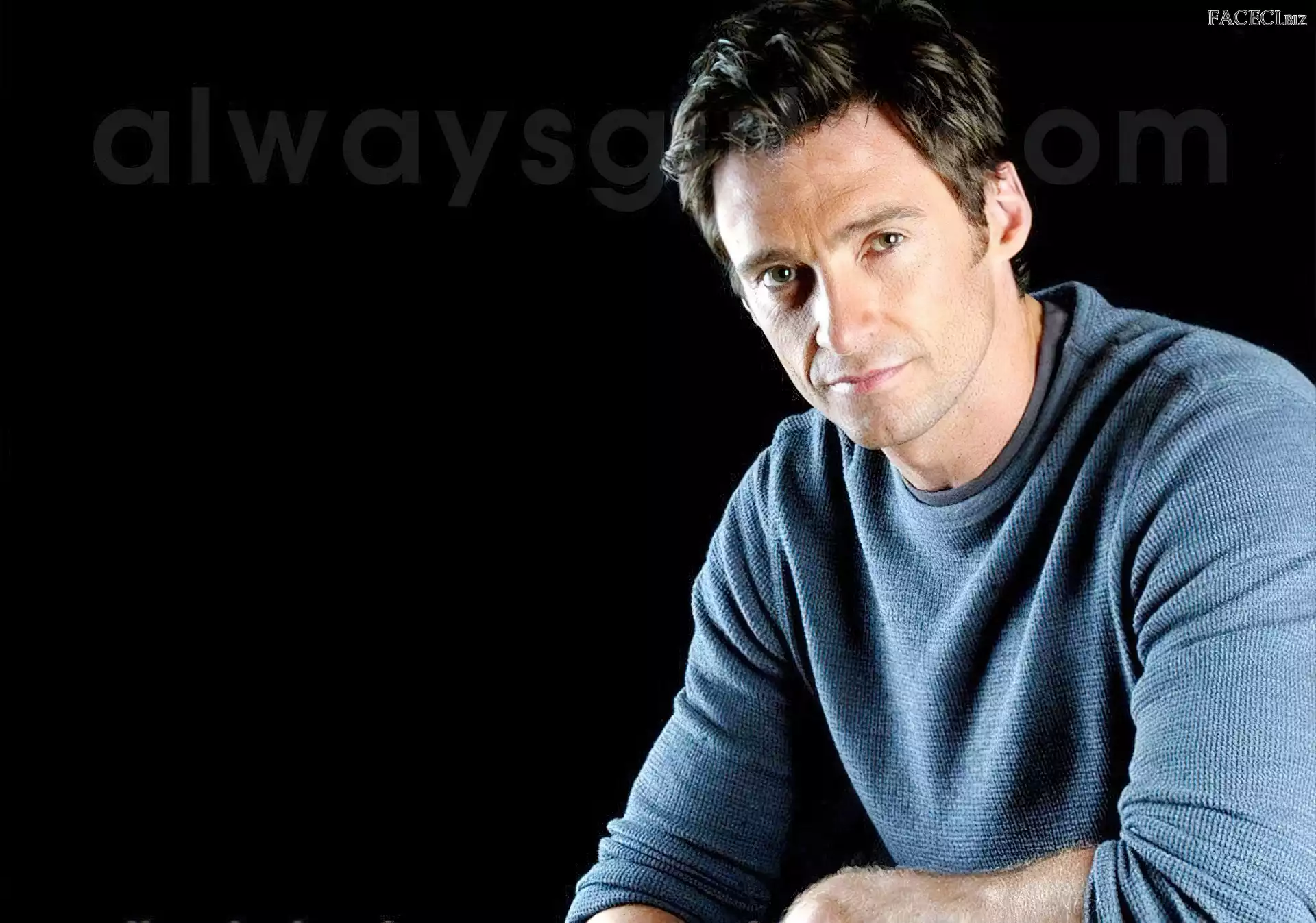 Hugh Jackman, niebieska bluzka